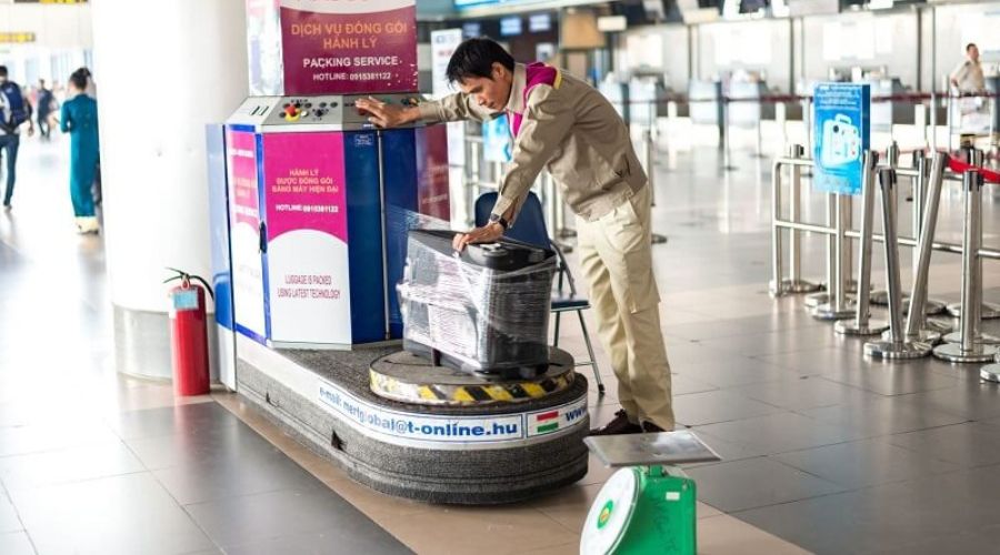 Dịch vụ bọc bảo vệ hành lý tại sân bay.