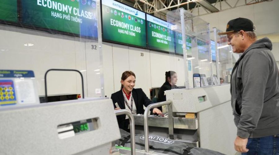 Hành khách ký gửi hành lý tại quầy của Bamboo Airways.
