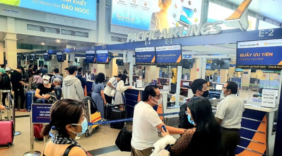 Hành khách ký gửi hành lý tại quầy của Pacific Airlines.