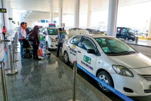 Di chuyển sân bay Nội Bài chiều về bằng xe taxi.