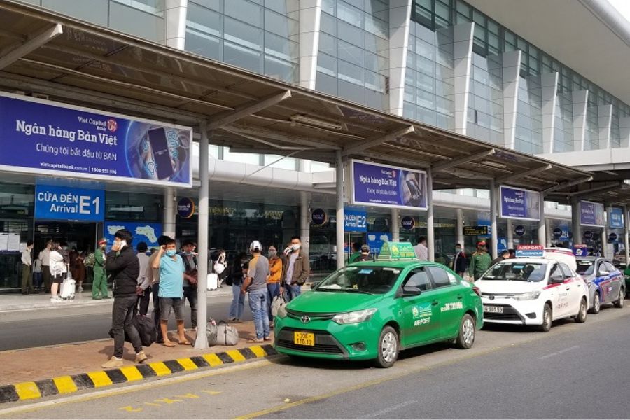 Bạn nên đi sớm để đến kịp giờ chuyến bay.
