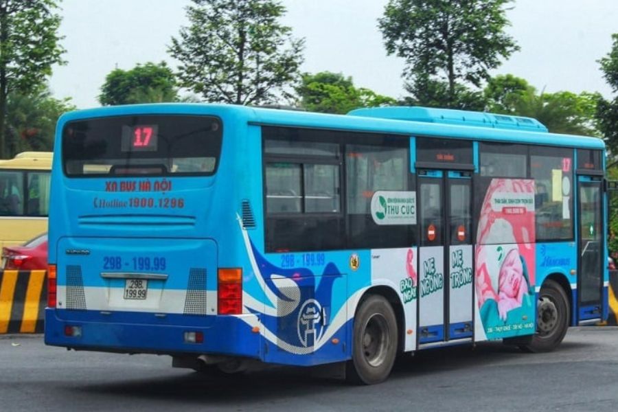 Tuyến bus 17 di chuyển từ Long Biên đến sân bay Nội Bài.