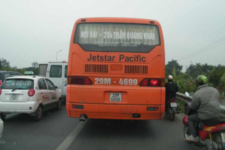 Xe bus của Jetstar Pacific đưa đón khách tới sân bay Nội Bài.