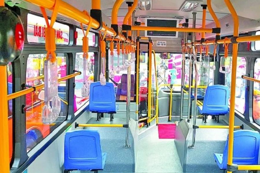 Bên trong xe bus NB03 đi sân bay Nội Bài.