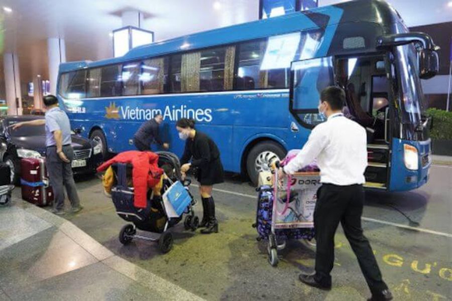 Xe bus của Vietnam Airline đón khách tại Quang Trung Hoàn Kiếm.