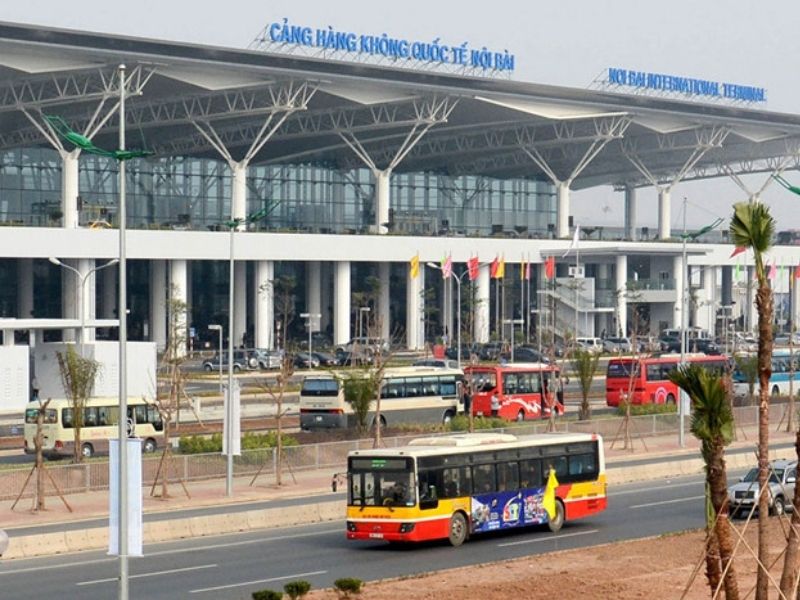 Xe buýt truyền thống giá rẻ đi sân bay Nội Bài.