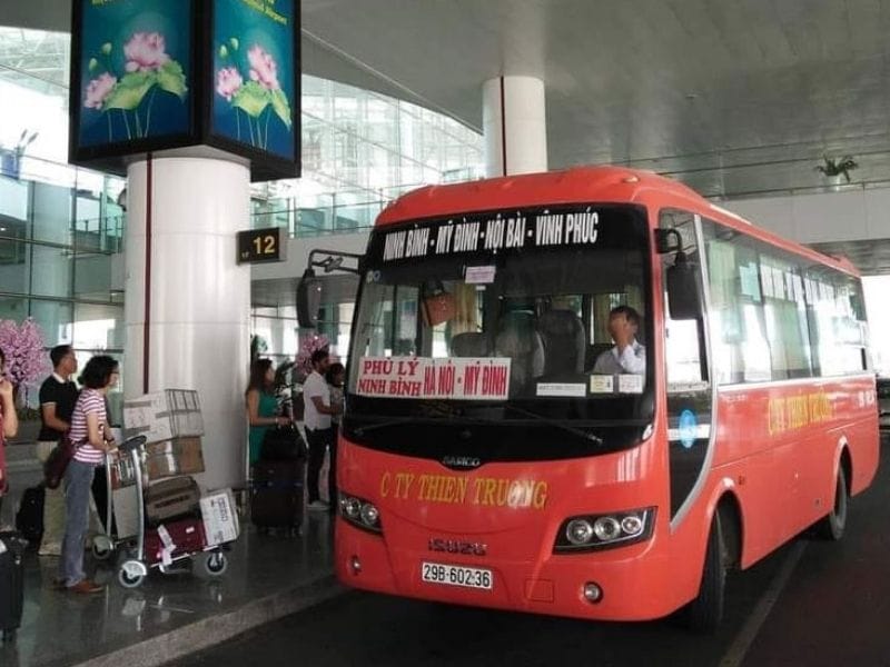 Nhiều xe khách đi sân bay Nội Bài.