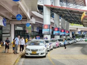 Xe taxi đi sân bay Nội Bài.